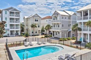 Una villa con piscina frente a las casas. en Mermaid Cove, en Inlet Beach