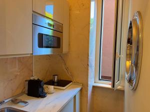 een keuken met een aanrecht met een magnetron bij Appartme Stampa 2 in Milaan