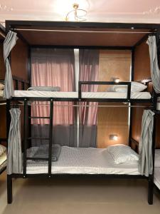 マスカットにあるBasil Hostelの二段ベッド2組付きの二段ベッド付きの部屋