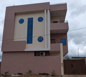 ポルト・ノボにあるPorto-Novo Charme Townhouseの横面建物
