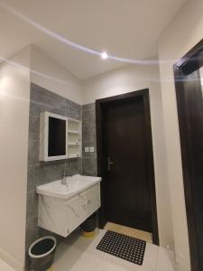 Koupelna v ubytování 2-Salam Apartments Two bedrooms, a hall, two bathrooms, and a kitchen C