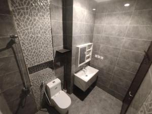 Koupelna v ubytování 2-Salam Apartments Two bedrooms, a hall, two bathrooms, and a kitchen C