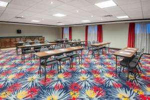 Khu vực hỗ trợ khách đi công tác/phòng hội thảo tại Holiday Inn Express Cleveland Airport - Brook Park by IHG +119 ảnh