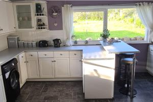 Η κουζίνα ή μικρή κουζίνα στο 4 Bed Cottage Sleeps 6-Pet-Friendly-Private Garden