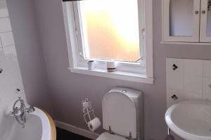 Ένα μπάνιο στο 4 Bed Cottage Sleeps 6-Pet-Friendly-Private Garden +14 φωτογραφίες