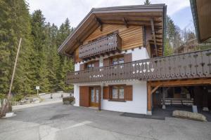 アラッシュ・ラ・フラスにあるLe ptit grenierの屋上にバルコニーがある大きな家