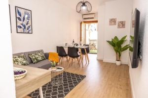 カソルラにあるPrecioso Apartamento en Cazorla con vista a la montaña, naturaleza, WI FI gratuitoのソファとテーブルのあるリビングルーム