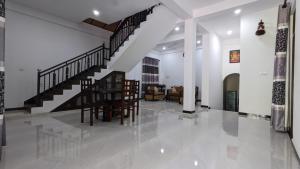 Η βιβλιοθήκη του διαμερίσματος