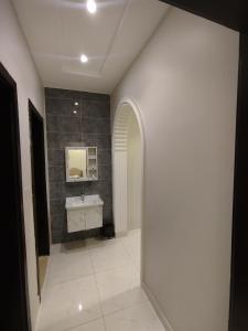 Koupelna v ubytování Salam Apartments 3 Three bedrooms, two bathrooms, a hall and a kitchen C-3