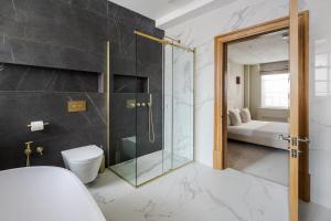 a bathroom with a glass shower and a toilet at Comfortable luxury apartments near the Center - London in Southport +57 photos