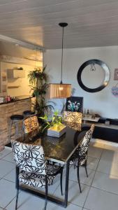 Una mesa de comedor y sillas en una sala de estar. en Casa COP30, en Ananindeua