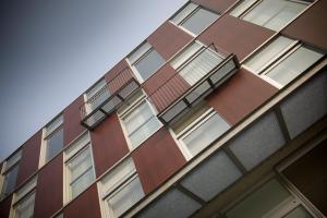 un edificio con muchas ventanas a un lado. en Parkhotel Izegem, en Izegem