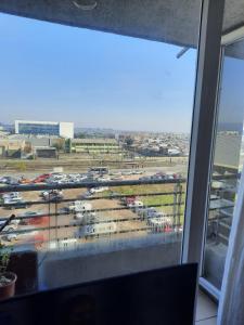 a view of a parking lot from a window at Céntrico Departamento Edificio Civic in El Cerrillo