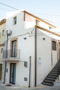 a white building with stairs on the side of it at Dimora Lincoln in Grotte
