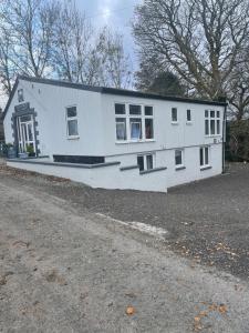 une maison blanche avec beaucoup de fenêtres dans l'établissement Adalienes Retreat, à Portree
