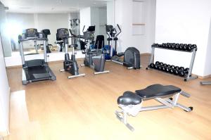 een fitnessruimte met diverse fitnessapparatuur in een kamer bij Hôtel Souani ( Al Hoceima Bay) in Al Hoceïma