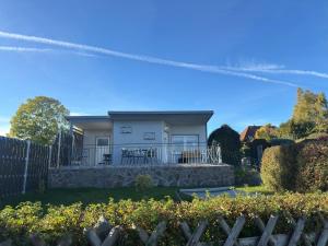 a house in a yard with a fence at Ferienhaus mit Kamin in Sternberg in Sternberg