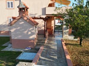 Το κτήριο όπου στεγάζεται  το διαμέρισμα