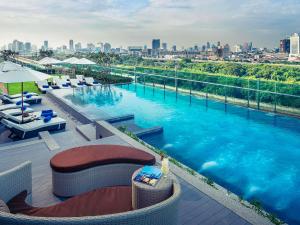 a large swimming pool on top of a building at Mercure Bangkok Makkasan in Bangkok +74 photos