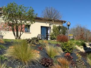 un jardín delante de una casa en La Terrasse Étoilée, en Saint-Médard-dʼExcideuil