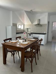 a dining room table with chairs and a kitchen at Acogedora Casa con terraza en Manilva in Manilva