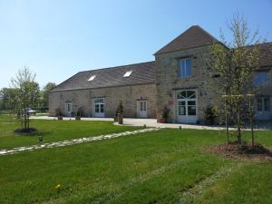 a stone building with a tree in front of it at Gîtes Nomade-Lodge in La Chapelle-Gauthier