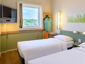 Giường trong phòng chung tại ibis budget Curitiba Aeroporto +77 ảnh