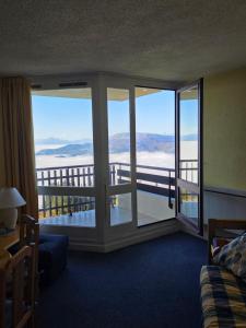 Una habitación con balcón con vista al mar. en Studio 11 pour 4 personnes, en Saint-Honoré