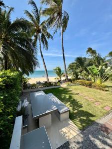 a park bench with a view of the beach at Urai Villa by Utalay Koh Chang in Ban Khlong Son +57 photos