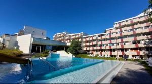 una piscina frente a un edificio en Bayerische Sonne, en Sankt Englmar