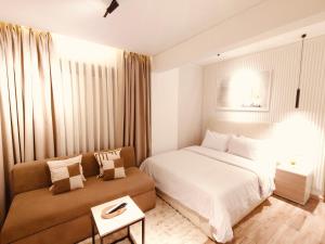 a hotel room with a bed and a couch at غرفة فندقية مريحة في قلب التجمع الخامس in Cairo