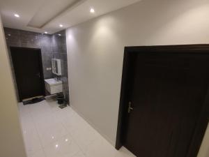 Fotografie z fotogalerie ubytování Salam Apartments 5 Spacious bedroom, bathroom and outdoor patio C-5 v destinaci Džidda