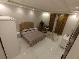 Fotografie z fotogalerie ubytování Salam Apartments 5 Spacious bedroom, bathroom and outdoor patio C-5 v destinaci Džidda