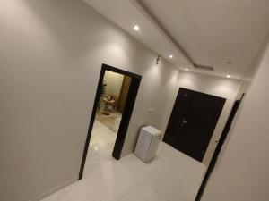 Fotografie z fotogalerie ubytování Salam Apartments 5 Spacious bedroom, bathroom and outdoor patio C-5 v destinaci Džidda