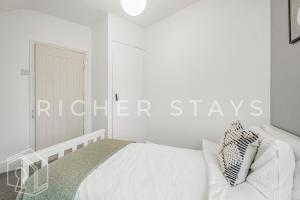 Ένα ή περισσότερα κρεβάτια σε δωμάτιο στο Homely 3-Bedroom Retreat with Garden & Living Room +4 φωτογραφίες