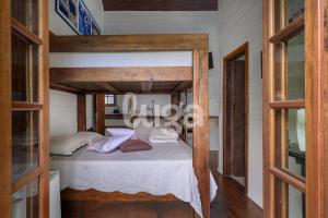 a bedroom with a bunk bed in a house at Suíte Left – Paraíso dos Ciclistas in Gramado