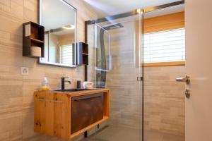 une salle de bain avec un lavabo et une douche dans l'établissement Sonne Oase mit Sauna, à Fiesch 32 autres photos