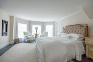 Postel nebo postele na pokoji v ubytování Thompson Inn