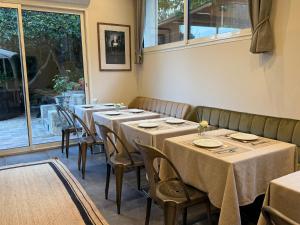 ein Raum mit einer Reihe von Tischen und Stühlen in der Unterkunft Ideal Sejour Cannes - Hôtel de Charme in Cannes