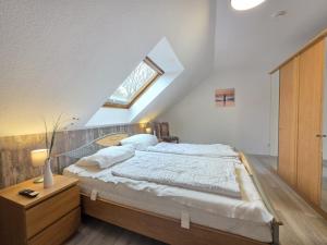 Komfortferienhaus Küstenruhe Norddeich في Flüthörn: غرفة نوم بسرير كبير في العلية