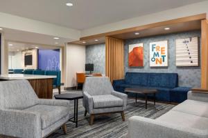 Khu vực ghế ngồi tại Holiday Inn Express & Suites North Fremont by IHG