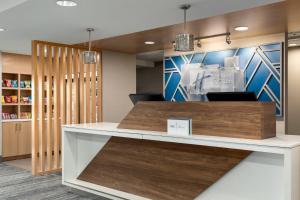 Nhà bếp/bếp nhỏ tại Holiday Inn Express & Suites North Fremont by IHG