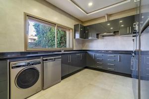 Køkken eller tekøkken på Zen Villa Private Parking