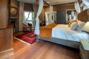 une chambre avec un grand lit et une cheminée dans l'établissement The 506 Hotel, à Midrand