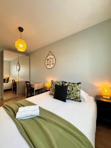 Ένα ή περισσότερα κρεβάτια σε δωμάτιο στο Chez Marc, avec vue verdoyante et parking privé