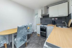 Η κουζίνα ή μικρή κουζίνα στο 3 Bed House Sleeps 6 - Free Parking -Tv & Wi-Fi +14 φωτογραφίες