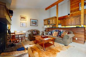 威尔森621 Tamarack的客厅里有一张沙发和一张桌子。