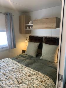 een slaapkamer met een bed met twee kussens bij Au Petit Bonheur in Vias +22 foto's