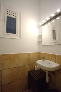 La salle de bains est pourvue d'un lavabo et d'un miroir. dans l'établissement Charm Rambla Catalunya, à Barcelone