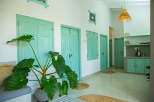 Una sala de estar con armarios azules y una planta. en Water's Edge Villa Ahangama, en Ahangama